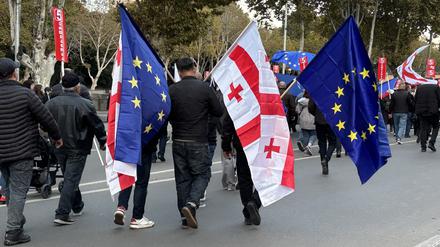 Menschen kommen mit georgischen und EU-Fahnen zu einer Demonstration in der georgischen Hauptstadt. 