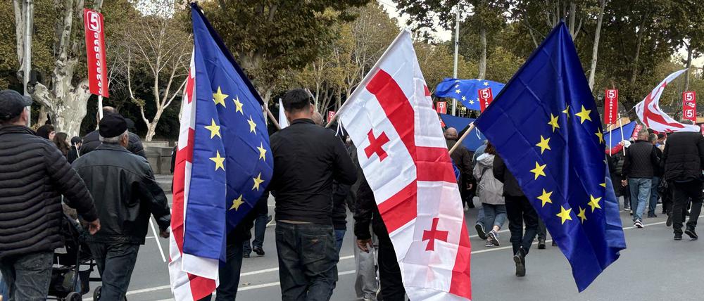 Menschen kommen mit georgischen und EU-Fahnen zu einer Demonstration in der georgischen Hauptstadt.