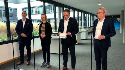 Der Co-Landesvorsitzende des BSW, Steffen Schütz, steht mit Katja Wolf, BSW-Fraktionschefin, CDU-Fraktionschef Mario Voigt und Georg Maier, Thüringer SPD-Parteichef und geschäftsführender Innenminister von Thüringen, im Landtag von Thüringen (Archivbild).