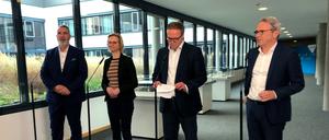 Der Co-Landesvorsitzende des BSW, Steffen Schütz, steht mit Katja Wolf, BSW-Fraktionschefin, CDU-Fraktionschef Mario Voigt und Georg Maier, Thüringer SPD-Parteichef und geschäftsführender Innenminister von Thüringen, im Landtag von Thüringen (Archivbild).
