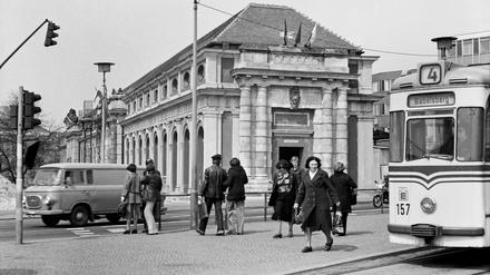 Im Mai 1980 waren die Arbeiten am Filmmuseum fast abgeschlossen. Noch fehlt ein Teil der Skulpturen, an deren Stelle die Flaggen der DDR und der Volksrepublik Polen sowie die rote Arbeiterfahne wehen.