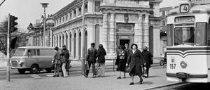 Im Mai 1980 waren die Arbeiten am Filmmuseum fast abgeschlossen. Noch fehlt ein Teil der Skulpturen, an deren Stelle die Flaggen der DDR und der Volksrepublik Polen sowie die rote Arbeiterfahne wehen.