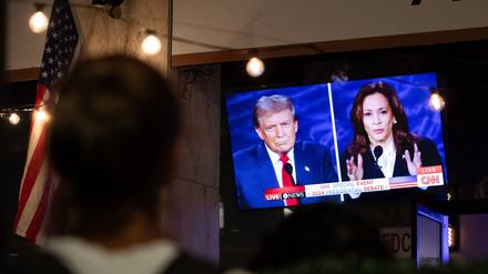 September 10, 2024: Two candidates for the US presidency. A person stops to watch a screen displaying the US Presidential debate between Vice President and Democratic presidential candidate Kamala Harris and former US president and Republican presidential candidate Donald Trump in Washington, DC, on September 10, 2024.  / AFP PUBLICATIONxINxGERxSUIxAUTxONLY - ZUMAc35_ 20240910_zaf_c35_269 Copyright: xAllisonxBaileyx