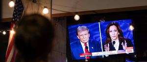 September 10, 2024: Two candidates for the US presidency. A person stops to watch a screen displaying the US Presidential debate between Vice President and Democratic presidential candidate Kamala Harris and former US president and Republican presidential candidate Donald Trump in Washington, DC, on September 10, 2024.  / AFP PUBLICATIONxINxGERxSUIxAUTxONLY - ZUMAc35_ 20240910_zaf_c35_269 Copyright: xAllisonxBaileyx