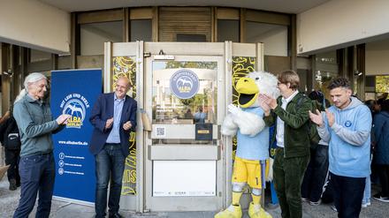 Eröffnung des Alba-Jugendclubs in der Gropiusstadt.
