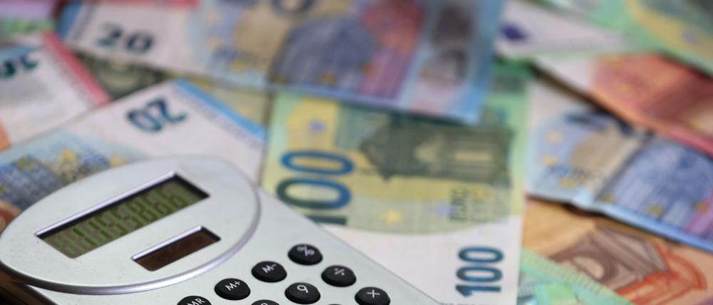 Finanzsenator Stefan Evers (CDU) rechnet damit, durch Kreditaufnahmen abseits des Haushalts den Spardruck in Berlin verringern zu können. (Foto - Illustration)