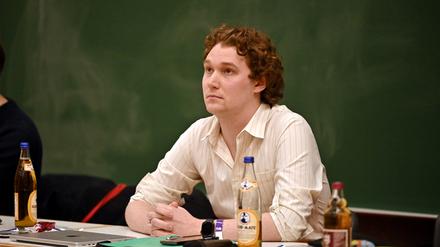 Leo Radloff vom AStA-Vorstand verteidigt die Kündigungen und Hausverbote der Kuze-Mitarbeitenden.