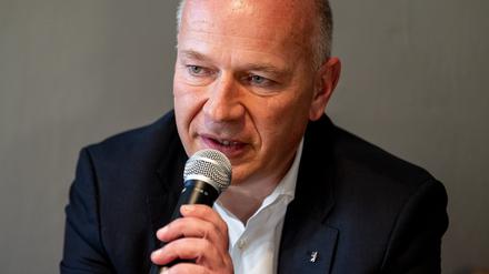 Kai Wegner (CDU), Regierender Bürgermeister von Berlin, nimmt an einer Pressekonferenz zur neu gegründeten F. Zander Stiftung teil. Die Stiftung soll zusammen mit der Caritas Zanders Engagement für obdachlose und bedürftige Menschen in Berlin dauerhaft sichern. 