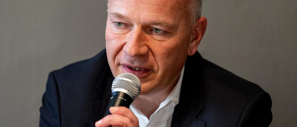 Kai Wegner (CDU), Regierender Bürgermeister von Berlin, nimmt an einer Pressekonferenz zur neu gegründeten F. Zander Stiftung teil. Die Stiftung soll zusammen mit der Caritas Zanders Engagement für obdachlose und bedürftige Menschen in Berlin dauerhaft sichern.