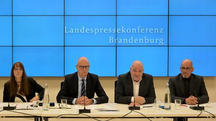 Katrin Lange (SPD, l-r) Brandenburgs Ministerpräsident Dietmar Woidke (SPD), Robert Crumbach, Landesvorsitzender des BSW Brandenburg, und Niels-Olaf Lüders (BSW), bei der Landespressekonferenz im Brandenburger Landtagsgebäude. 