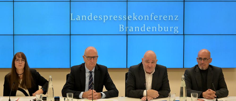 Katrin Lange (SPD, l-r) Brandenburgs Ministerpräsident Dietmar Woidke (SPD), Robert Crumbach, Landesvorsitzender des BSW Brandenburg, und Niels-Olaf Lüders (BSW), bei der Landespressekonferenz im Brandenburger Landtagsgebäude.