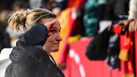 Ein letzter Gruß an die Fans: Popp verabschiedet sich in Duisburg aus der DFB-Elf.