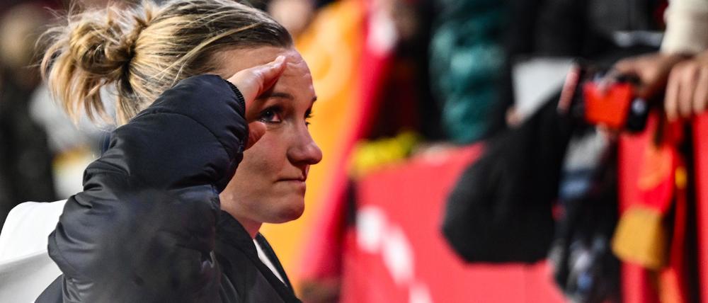Ein letzter Gruß an die Fans: Popp verabschiedet sich in Duisburg aus der DFB-Elf.