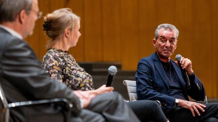 Felix Klein, Beauftragter der Bundesregierung für jüdisches Leben in Deutschland und den Kampf gegen Antisemitismus, Helene Bubrowski, Moderatorin, und Michel Friedman, Publizist, sprechen bei einer Podiumsdiskussion zum Antisemitismus in einem Saal an der Freien Universität Berlin. 