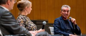 Felix Klein, Beauftragter der Bundesregierung für jüdisches Leben in Deutschland und den Kampf gegen Antisemitismus, Helene Bubrowski, Moderatorin, und Michel Friedman, Publizist, sprechen bei einer Podiumsdiskussion zum Antisemitismus in einem Saal an der Freien Universität Berlin. 