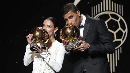 Barcelonas spanische Spielerin Aitana Bonmati, links, und Manchester Citys spanischer Spieler Rodri küssen ihre Ballon d’Or-Trophäen 2024 während der Verleihung des 68. Ballon d’Or (Goldener Ball) im Theatre du Chatelet in Paris. 