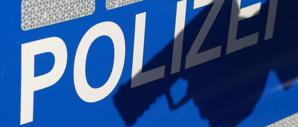 In Berlin-Kreuzberg schoss die Polizei auf ein Auto, dessen Fahrer vor den Beamten fliehen wollte. (Symbolbild)