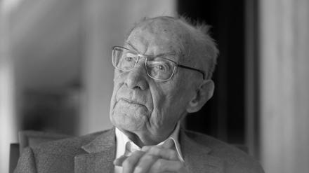 Edzard Reuter, ehemaliger Vorstandsvorsitzender der Daimler-Benz AG, aufgenommen in seinem Wohnhaus (Archivbild).