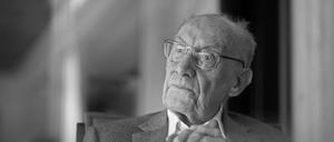 Edzard Reuter, ehemaliger Vorstandsvorsitzender der Daimler-Benz AG, aufgenommen in seinem Wohnhaus (Archivbild).