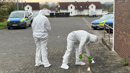 Mitarbeiter der Spurensicherung vor der Polizeiwache in Schwalmstadt, wo im Oktober bei einem Polizeieinsatz eine Frau erschossen wurde.