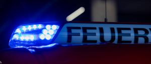 Die Polizei ermittelt wegen Brandstiftung. (Symbolbild)