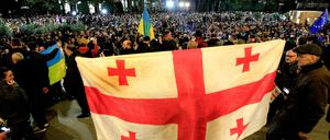 Die georgische Opposition hält das Wahlergebnis für grundsätzlich verfälscht und fordert eine Wahlwiederholung.
