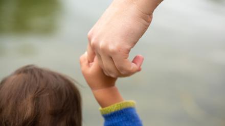 Mutter mit Kind an der Hand.