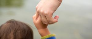Mutter mit Kind an der Hand.