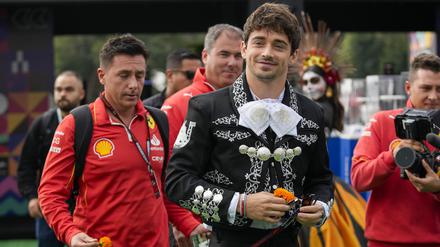Der als Mariachi verkleidete Ferrari-Pilot Charles Leclerc aus Monaco trifft auf der Rennstrecke Hermanos Rodriguez ein.