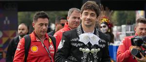Der als Mariachi verkleidete Ferrari-Pilot Charles Leclerc aus Monaco trifft auf der Rennstrecke Hermanos Rodriguez ein.