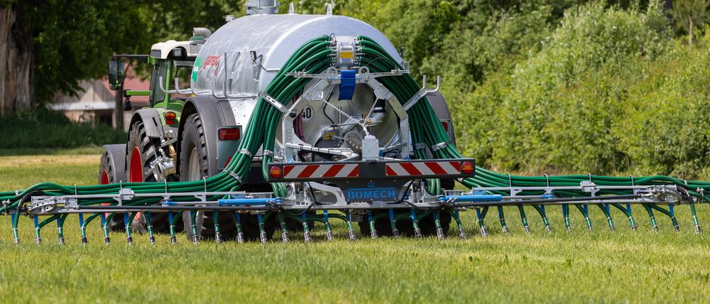 Bodennahe Gülleausbringung: Sie soll Emissionen verringern.