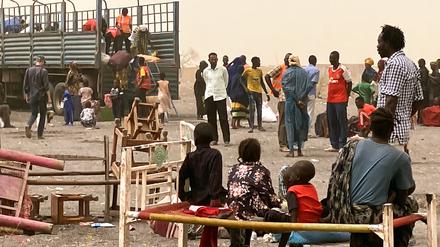 Flüchtlinge aus dem Sudan warten mit ihrer Habe nahe der südsudanesischen Grenzstadt Renk.