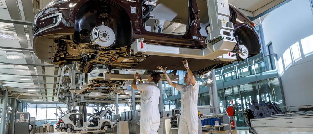 Zwei Mitarbeiter in der Gläsernen Volkswagen-Manufaktur Dresden.