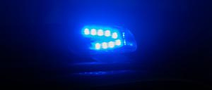 ARCHIV - 18.01.2024, Sachsen, Dresden: Blaulicht leuchtet auf dem Dach eines Polizeiautos. (zu dpa: «Unfall mit zwei Verletzten - A71 bei Erfurt gesperrt») Foto: Robert Michael/dpa +++ dpa-Bildfunk +++