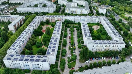 Solaranlage der Berliner Stadtwerke auf dem Dach der Howoge-Wohnanlage in der Ernst-Barlach-Straße.