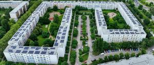 Solaranlage der Berliner Stadtwerke auf dem Dach der Howoge-Wohnanlage in der Ernst-Barlach-Straße.