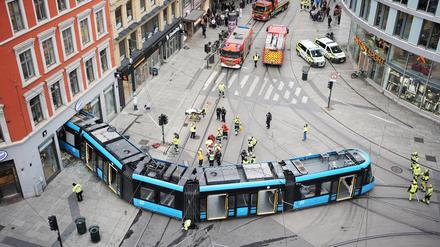 Eine Straßenbahn ist im Zentrum der norwegischen Hauptstadt entgleist und in ein Gebäude gefahren.