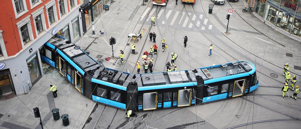 Eine Straßenbahn ist im Zentrum der norwegischen Hauptstadt entgleist und in ein Gebäude gefahren.