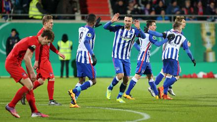 Vedad Ibisevic (Mi.) erzielte im Viertelfinale der Saison 2015/16 zwei Tore für Hertha in Heidenheim. 