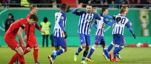 Vedad Ibisevic (Mi.) erzielte im Viertelfinale der Saison 2015/16 zwei Tore für Hertha in Heidenheim. 