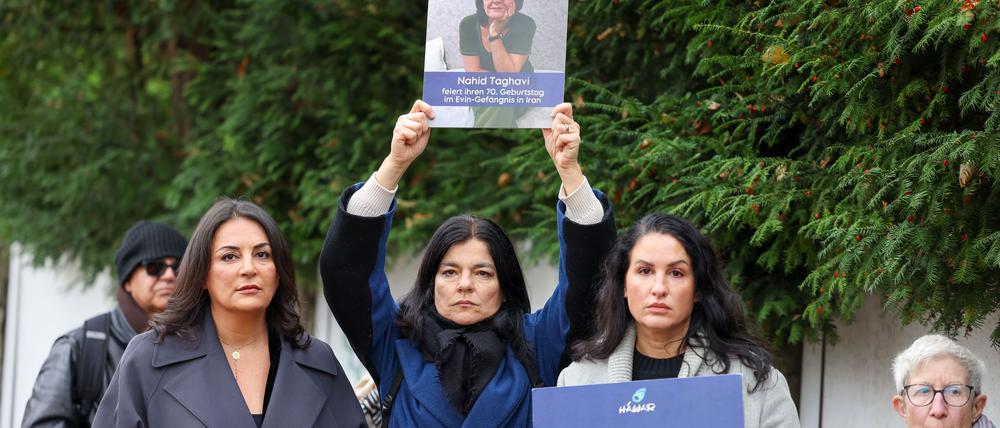Schauspielerin Jasmin Tabatabai (M) protestiert vor der iranischen Botschaft. 