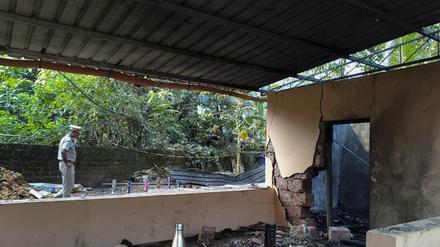 Ein Polizeibeamter untersucht den Schauplatz der Explosion, die sich am Montagabend ereignete.
