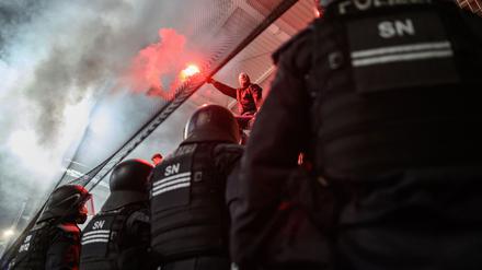 Der Missbrauch von Pyrotechnik habe in den ersten drei Spielklassen weiter zugenommen, heißt es im Jahresbericht der ZIS. (Archivbild)
