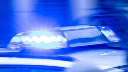 Ein Streifenwagen der Polizei ist mit Blaulicht im Einsatz.