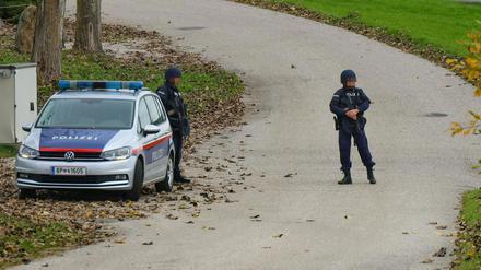 Einsatzkräfte der Polizei fahnden in Altenfelden im Mühlviertel in Oberösterreich nach dem Tatverdächtigen.