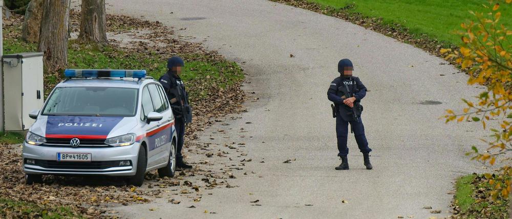 Einsatzkräfte der Polizei fahnden in Altenfelden im Mühlviertel in Oberösterreich nach dem Tatverdächtigen.