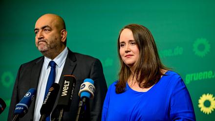 Die Grünen-Parteivorsitzende Ricarda Lang (r) und Omid Nouripour sprechen bei einer Pressekonferenz in der Bundesgeschäftsstelle Bündnis 90/Die Grünen.