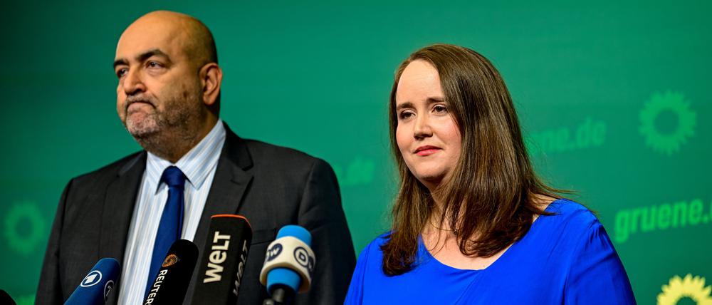 Die Grünen-Parteivorsitzende Ricarda Lang (r) und Omid Nouripour sprechen bei einer Pressekonferenz in der Bundesgeschäftsstelle Bündnis 90/Die Grünen. 