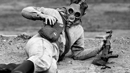 Ein NVA-Marinesoldat wechselt 1987 bei der Schießausbildung das Magazin seines Sturmgewehrs Kalaschnikow. Munition für Handwaffen wie diese wurde in Lübben hergestellt. 