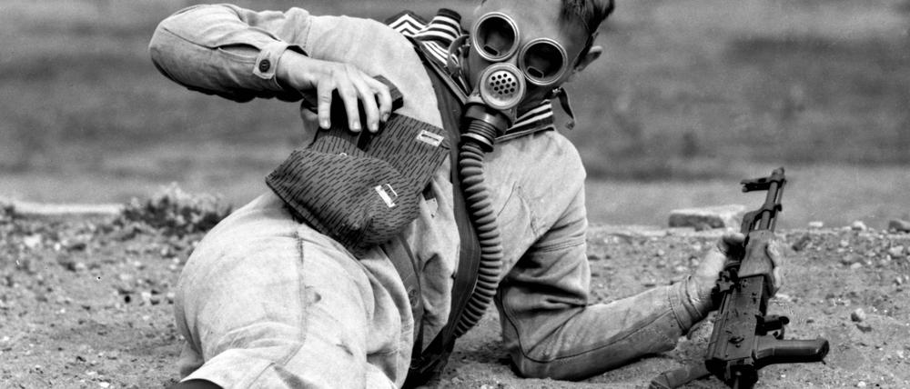 Ein NVA-Marinesoldat wechselt 1987 bei der Schießausbildung das Magazin seines Sturmgewehrs Kalaschnikow. Munition für Handwaffen wie diese wurde in Lübben hergestellt. 